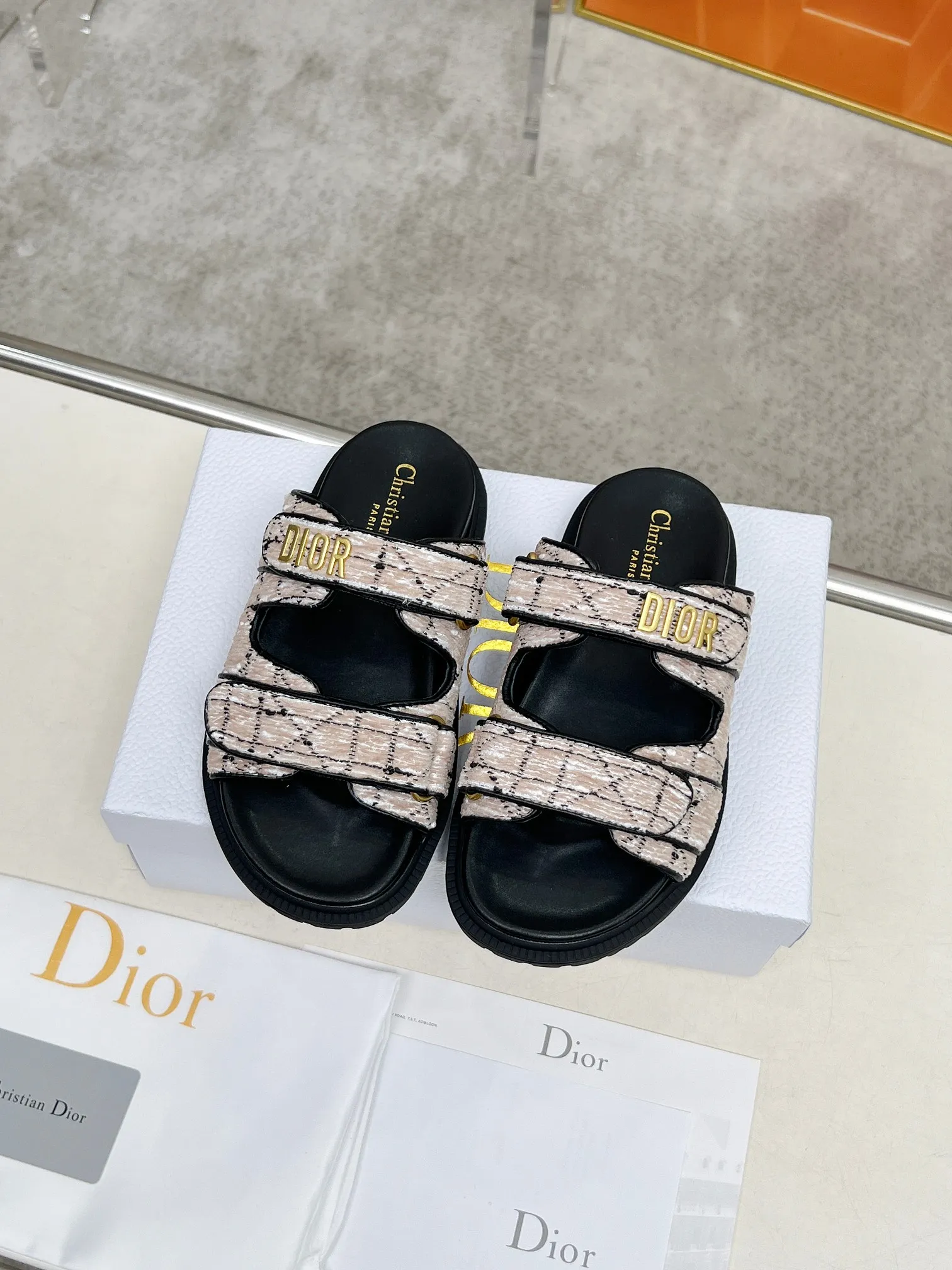 👟👟Ex-factory price 480👟👟Dior👏👏New classic style. 🔥Purchasing-level qualityThick-soled slippers popular in foreign counters. Upper➕Inner: original customized material, original mold opening of sole 1.1 (lightweight, code number 35-40 (41/42 can be customized)